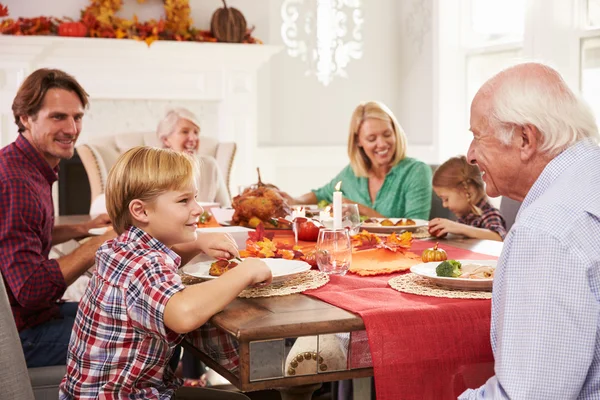 Familie genieten van Thanksgiving diner aan tafel — Stockfoto