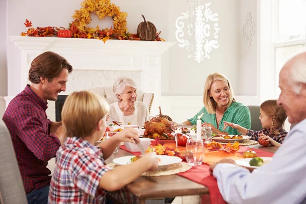 Familia disfrutando de la comida de Acción de Gracias en la mesa —  Fotos de Stock