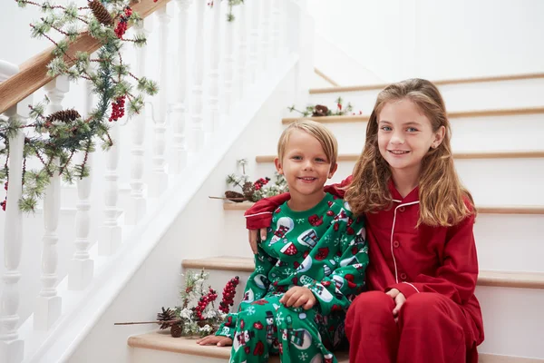 Kinder im Pyjama zu Weihnachten — Stockfoto