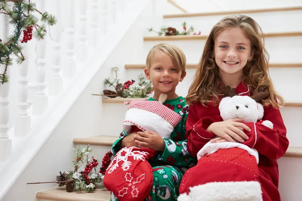 Niños en pijama en Navidad — Foto de Stock