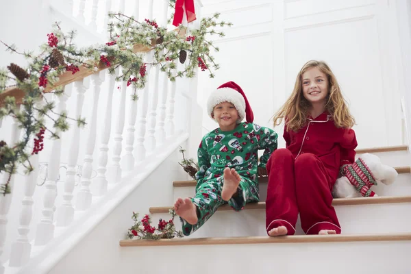 Enfants en pyjama à Noël — Photo