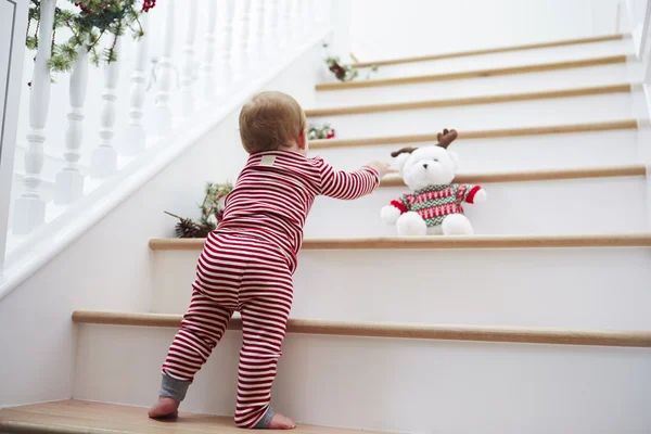 Girl On Stairs In Pajamas At Christmas — Stock Photo, Image