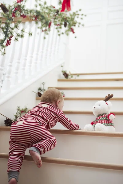 Dívka na schodech v pyžamu na Vánoce — Stock fotografie