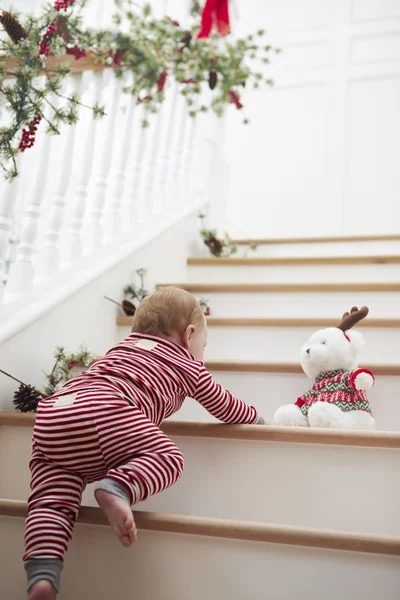 Ragazza su scale in pigiama a Natale — Foto Stock