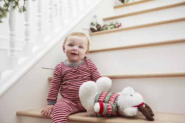 Meisje op trap In pyjama met Kerstmis — Stockfoto