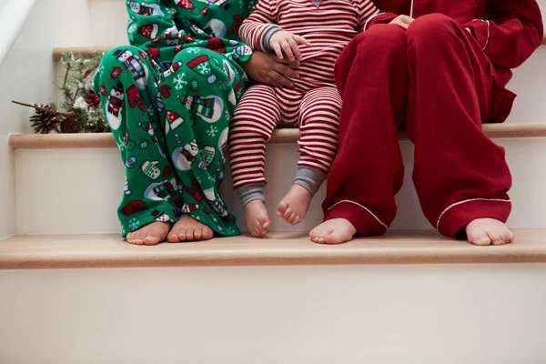 Trois enfants en pyjama à Noël — Photo