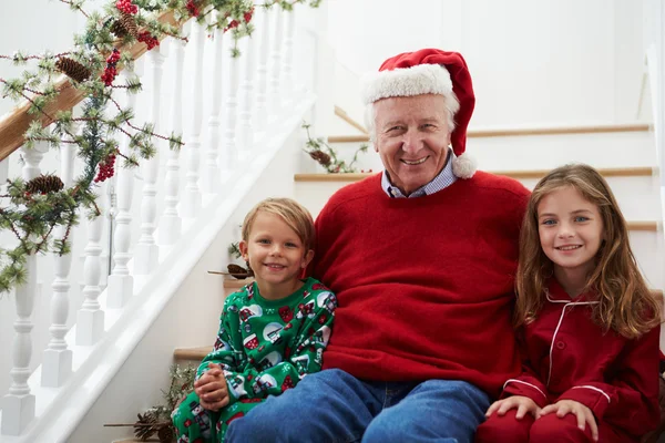 Nonno con nipoti a Natale — Foto Stock