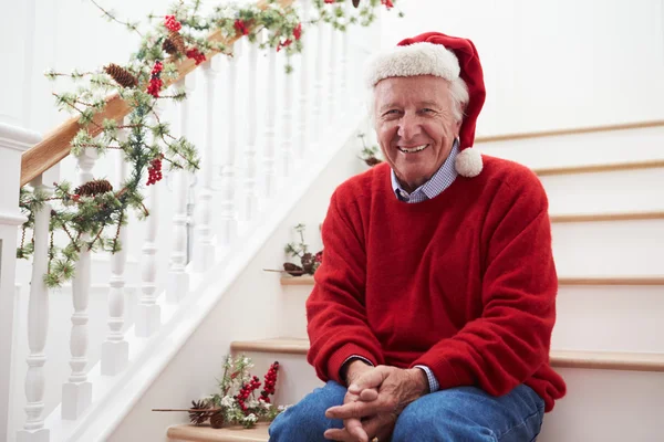 Nonno con il cappello da Babbo Natale — Foto Stock