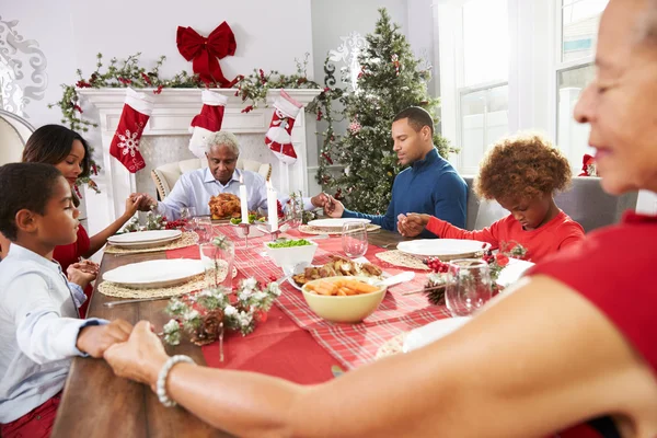 Rodzina mówi Grace przed posiłkiem Boże Narodzenie — Zdjęcie stockowe