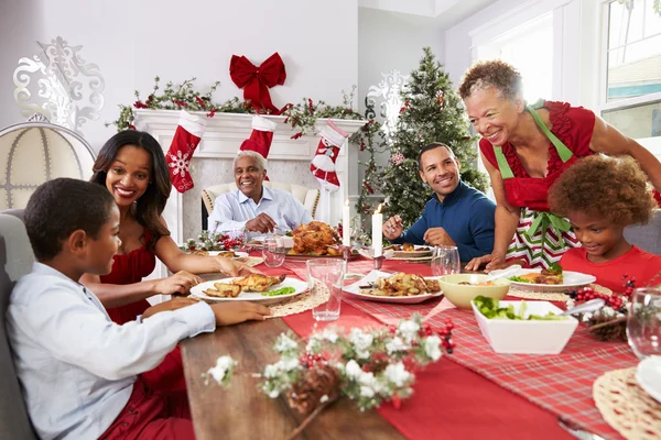 Familie genießt Weihnachtsessen — Stockfoto