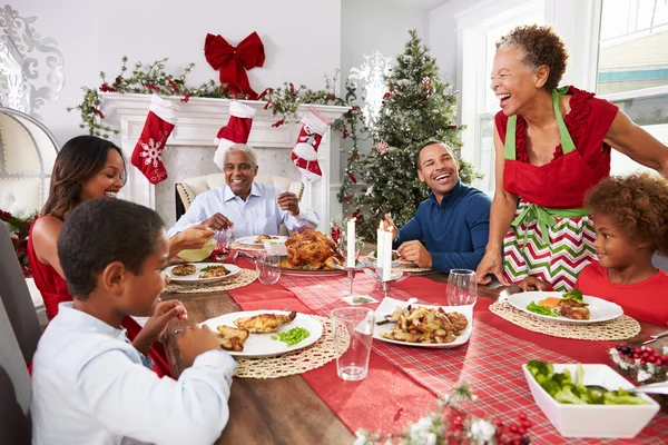 Οικογένεια απολαμβάνοντας το χριστουγεννιάτικο γεύμα — Φωτογραφία Αρχείου