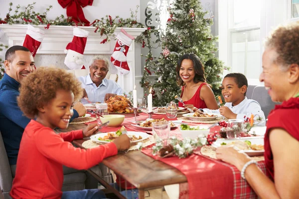 Familia disfrutando de la comida de Navidad — Foto de Stock