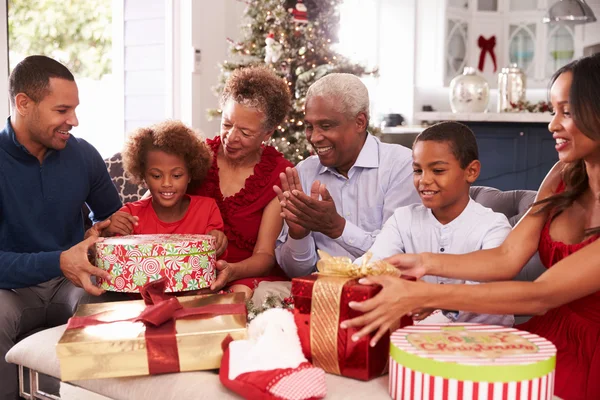 Família com avós abrindo presentes de Natal — Fotografia de Stock