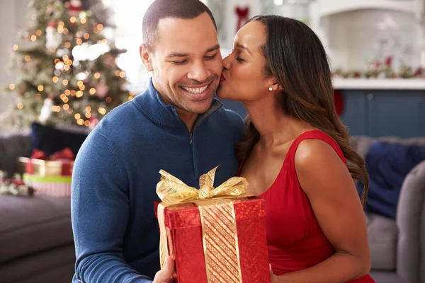 Casal romântico trocando presentes de Natal — Fotografia de Stock