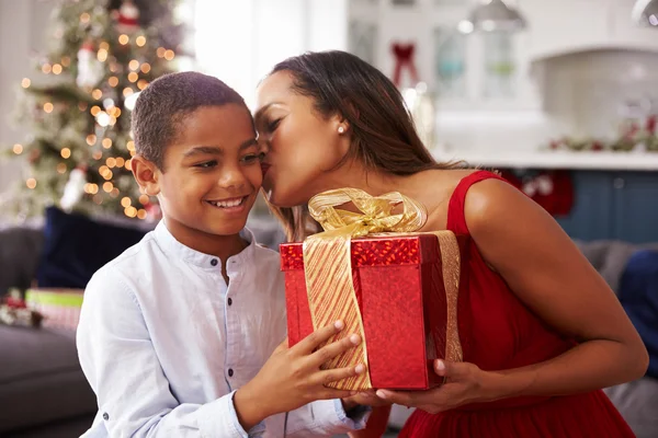 Moeder Kerstcadeaus geven zoon — Stockfoto