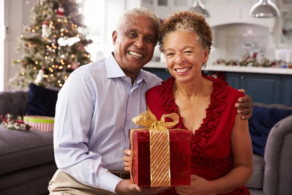 Couple aîné échangeant des cadeaux de Noël — Photo