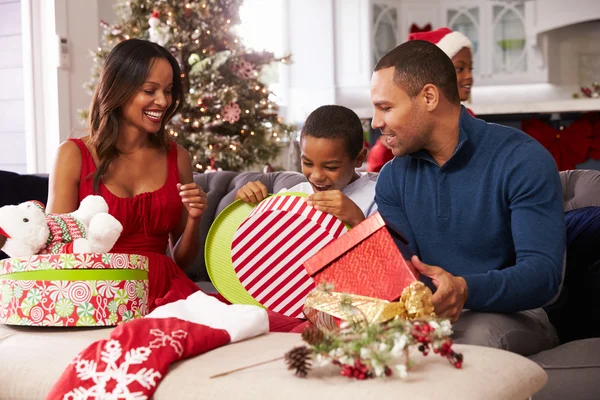 Rodina rozbalování vánočních dárků — Stock fotografie