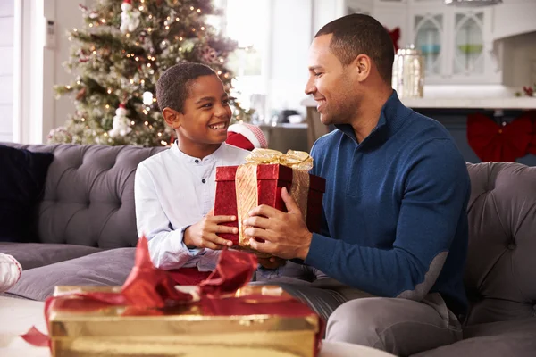 Baba ve oğul Noel hediyeleri açma — Stok fotoğraf
