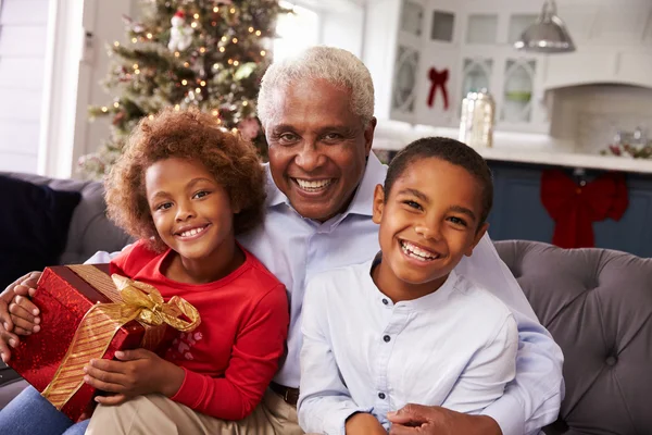 Grand-père avec petits-enfants ouverture cadeaux de Noël — Photo