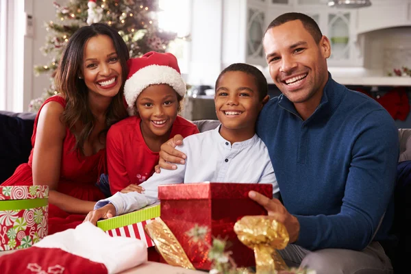 Familjen öppna julklappar — Stockfoto