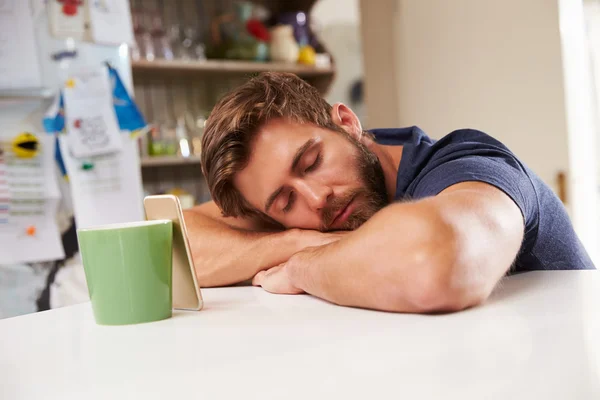 Hombre cansado durmiendo en la cocina —  Fotos de Stock