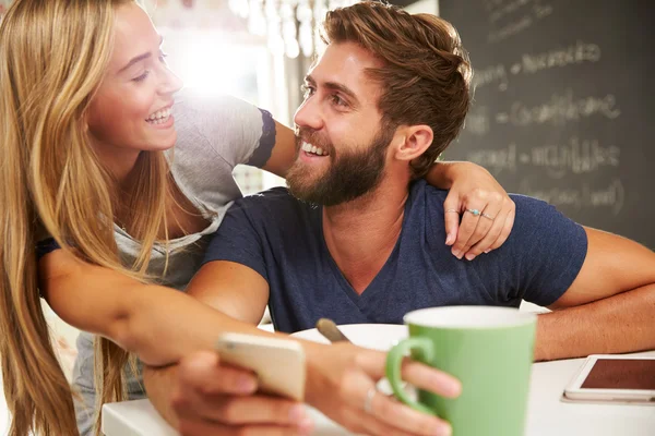 Casal comendo café da manhã usando tablet digital e telefone — Fotografia de Stock