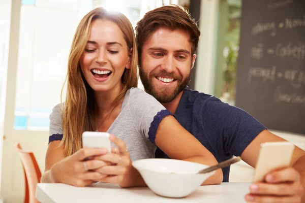 Couple on Breakfast Using Mobile Phones — Stock Photo, Image