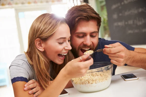 Casal jovem comendo café da manhã juntos — Fotografia de Stock