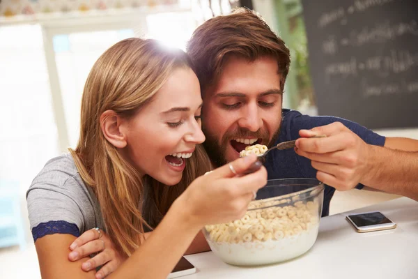 Jong (echt) paar eten ontbijt samen — Stockfoto