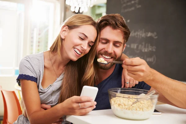 Par på frukost med mobiltelefoner — Stockfoto