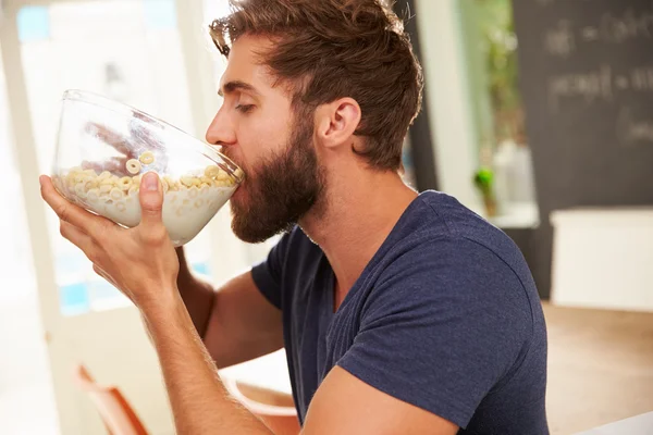 飢えた男を食べる朝食 — ストック写真