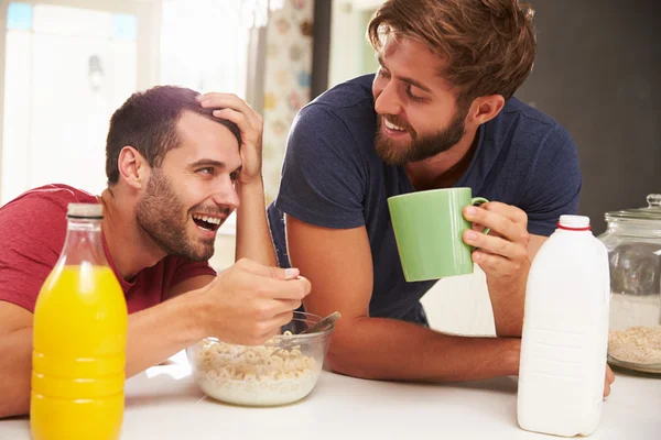 Vrienden genieten van ontbijt thuis — Stockfoto