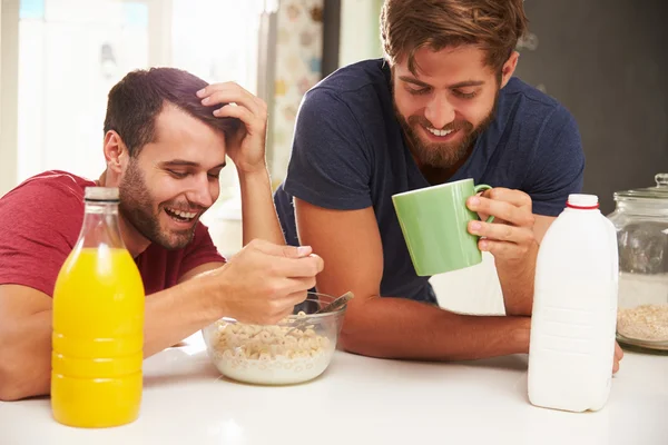 Vrienden genieten van ontbijt thuis — Stockfoto