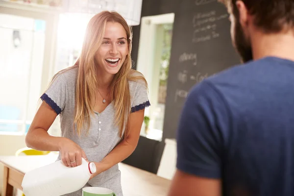 Jeune couple appréciant le petit déjeuner — Photo