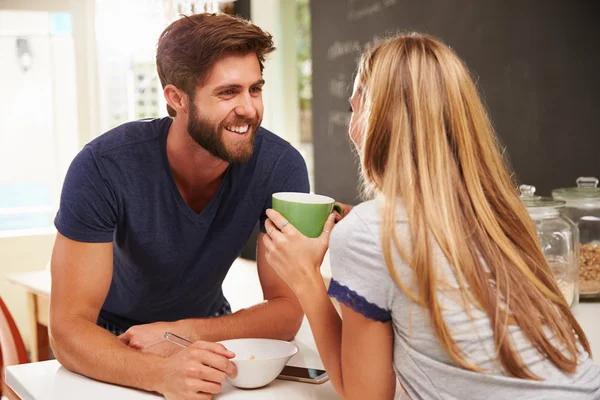 Jong (echt) paar eten ontbijt samen — Stockfoto