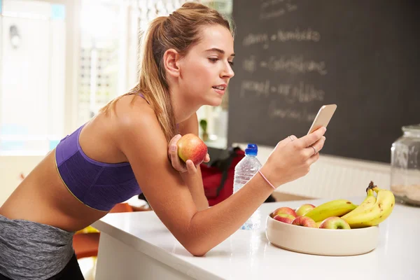 Kvinna tittar på mobiltelefon — Stockfoto