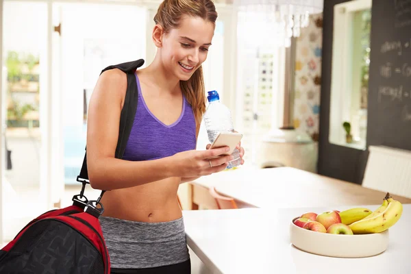 Frau schaut aufs Handy — Stockfoto