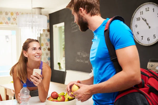 Pareja hablando en la cocina — Foto de Stock