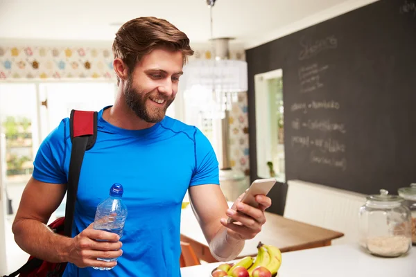 Uomo guardando il telefono cellulare — Foto Stock