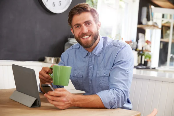 Mann frühstückt mit Handy — Stockfoto