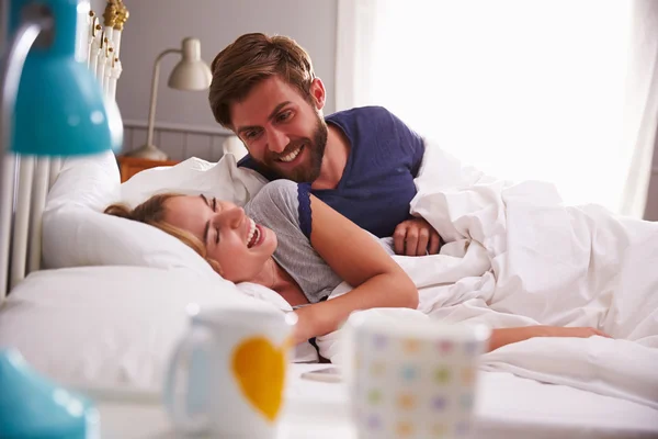 Paar entspannt gemeinsam im Bett — Stockfoto