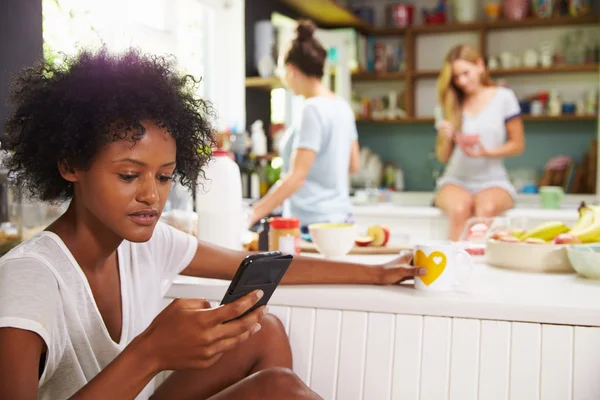 Friends Making Breakfast — Stock Photo, Image