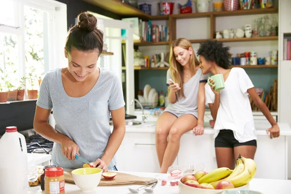 Amigos haciendo desayuno —  Fotos de Stock