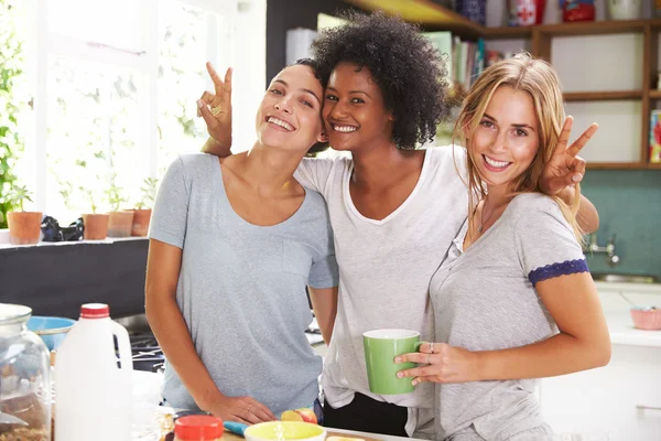 Amigos desfrutando café da manhã juntos — Fotografia de Stock