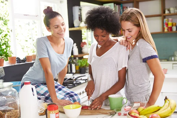 Amis profiter du petit déjeuner ensemble — Photo