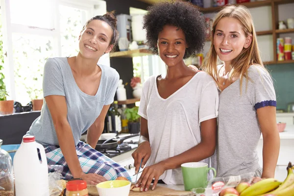 Freunde beim gemeinsamen Frühstück — Stockfoto