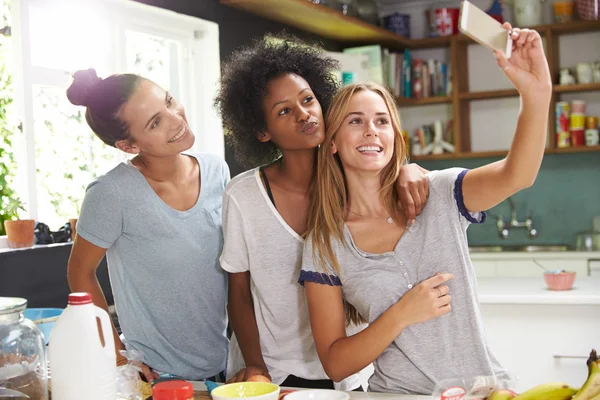 Amigos tomando selfie enquanto fazendo café da manhã — Fotografia de Stock