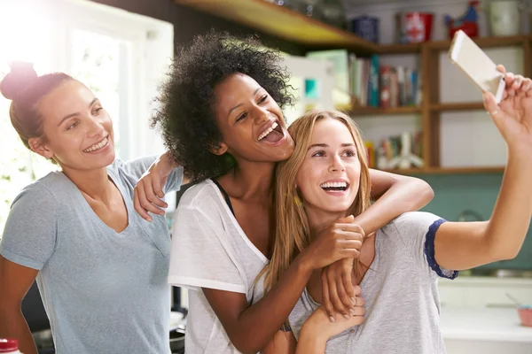 Friends Taking Selfie Whilst Making Breakfast — Stock Photo, Image