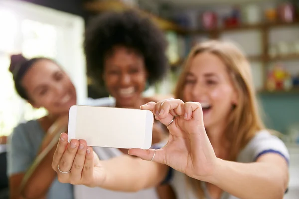 Amici che prendono selfie mentre fanno colazione — Foto Stock