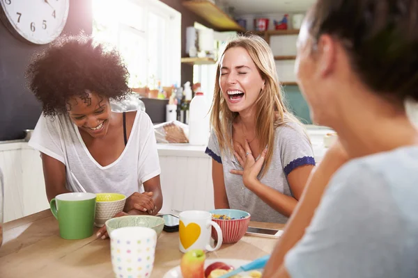 Amici che fanno colazione insieme — Foto Stock